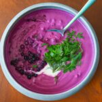 Chłodnik jagodowy w miseczce