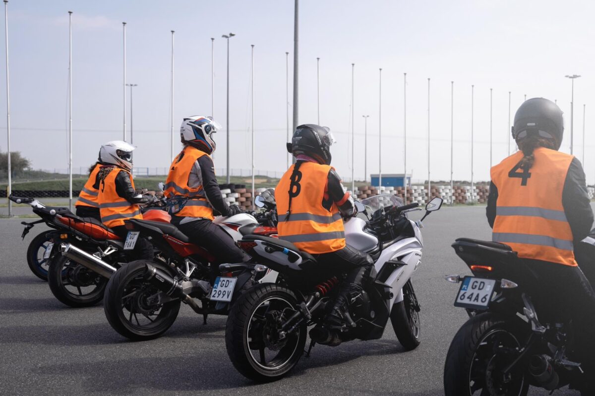 motocykliści na torze