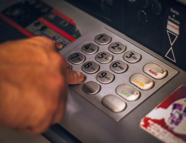 Cztery banki ukarane przez UOKiK na 147 mln zł. Sprawdź, za jakie zapisy w umowach dostały kary i kiedy bank może podnieść opłaty. fot: Eduardo Soares/unsplash