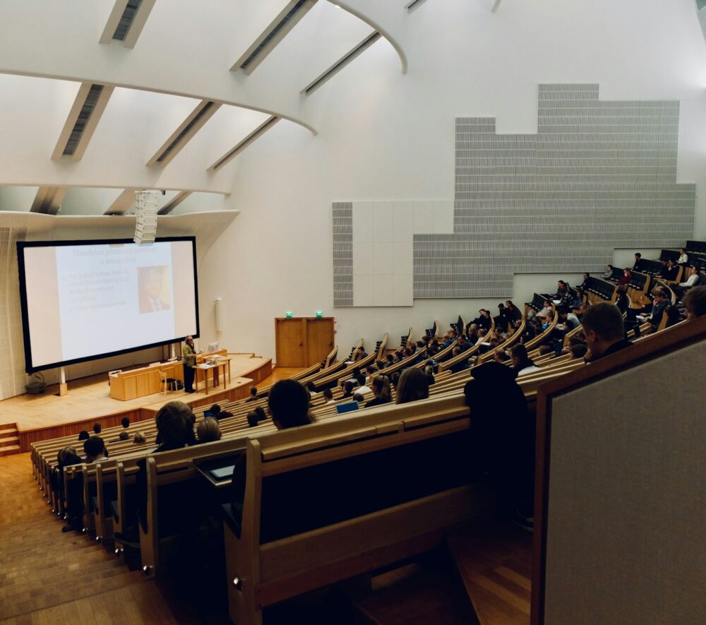 ludzie w sali wykładowej