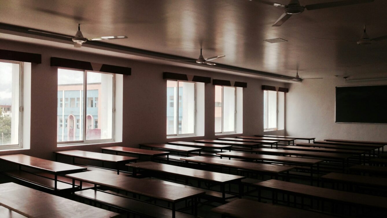 puste klasy w szkołach będą wykorzystywane do nowych funkcji/ fot: Bisworaj Saheb/unsplash