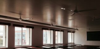 puste klasy w szkołach będą wykorzystywane do nowych funkcji/ fot: Bisworaj Saheb/unsplash