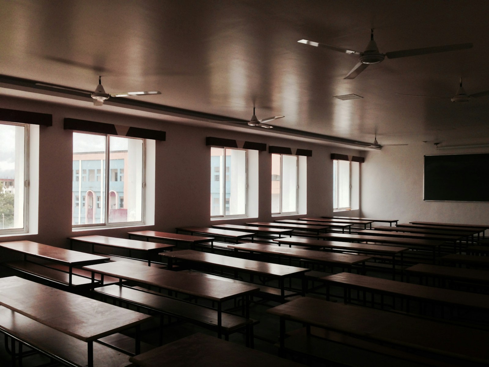 puste klasy w szkołach będą wykorzystywane do nowych funkcji/ fot: Bisworaj Saheb/unsplash