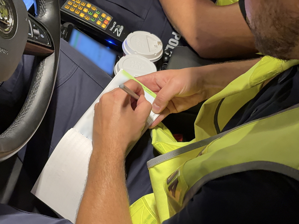 Policjant wypisujący mandat/Policja