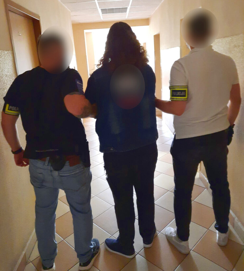 Policjanci z jednym z zatrzymanych mężczyzn