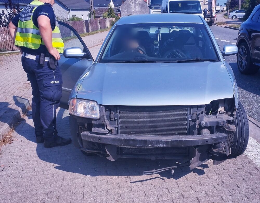 zdezelowany samochód/Policja