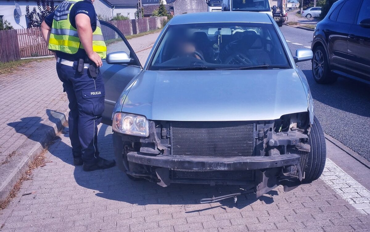 zdezelowany samochód/Policja