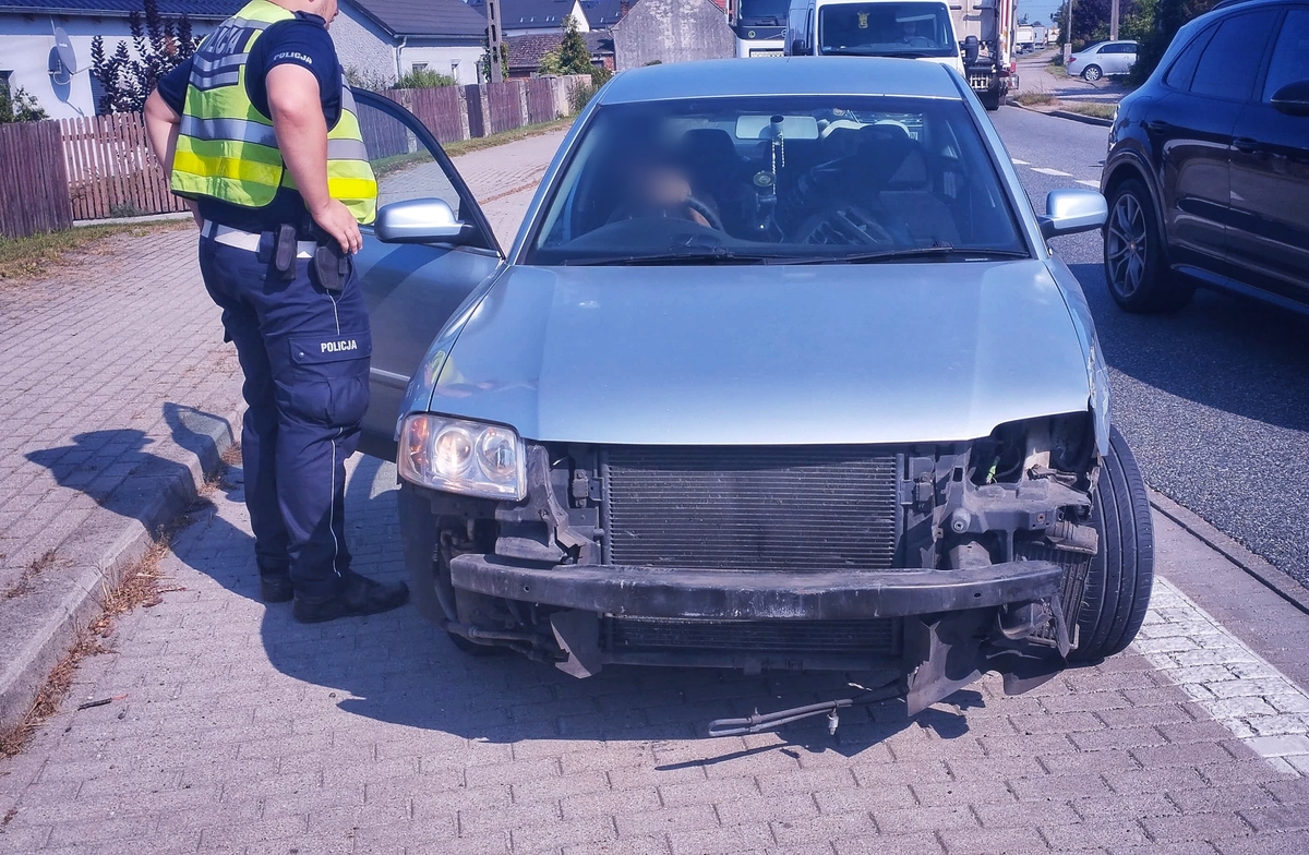 zdezelowany samochód/Policja