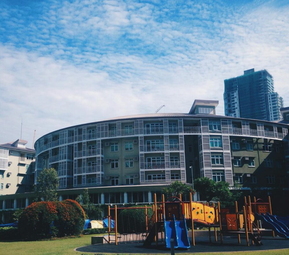 nowoczesne budownictwo mieszkaniowe z placem zabaw/ fot: John/Pixabay