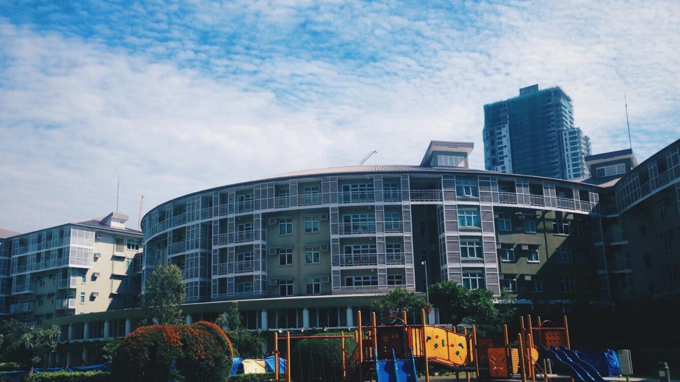 nowoczesne budownictwo mieszkaniowe z placem zabaw/ fot: John/Pixabay