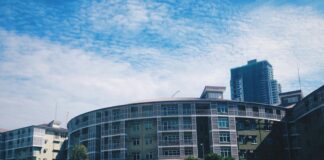 nowoczesne budownictwo mieszkaniowe z placem zabaw/ fot: John/Pixabay