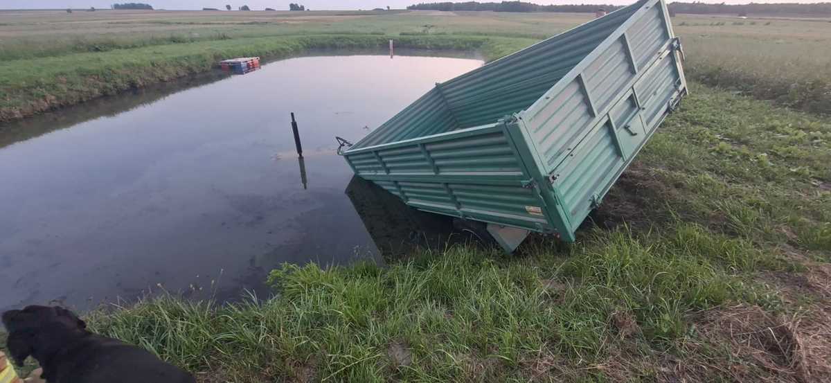 ciągnik wpadł do stawu/Policja