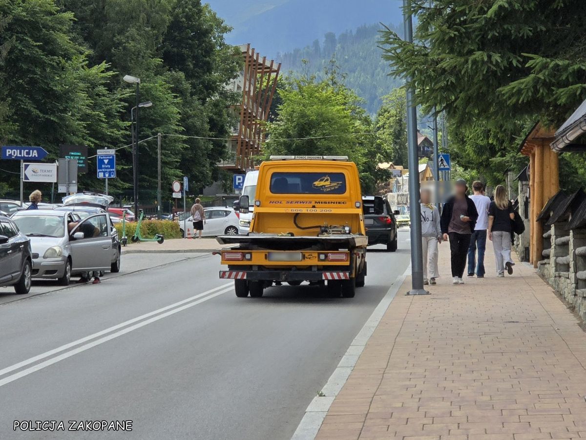 samochód pogotowia drogowego na ulicy w Zakopanem/Policja