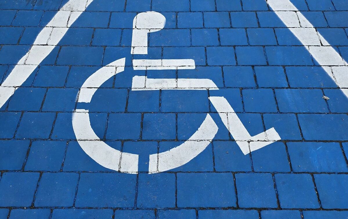 miejsce parkingowe dla niepełnosprawnych/Policja