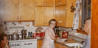 kobieta w kuchni wraz z rodziną, fot: Annie Spratt/unsplash