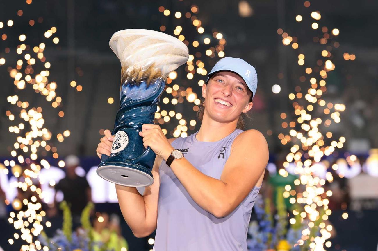 Iga Świątek z pucharem po turnieju w Cincinnati/ cincinnatiopen.com