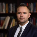 mężczyzna w bibliotece