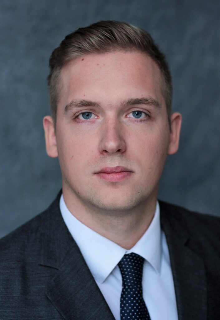 fotografia - portret młodego mężczyzny w garniturze