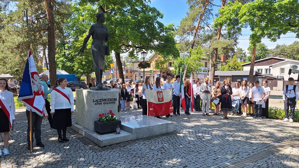 grupa osób przy pomniku