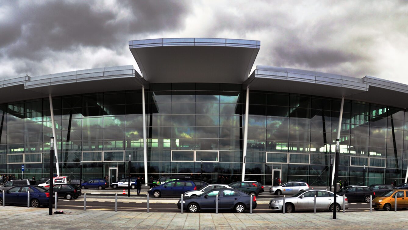Terminal lotniska we Wrocławiu/ fot: Andrzej Rejek, CC BY-SA 3.0