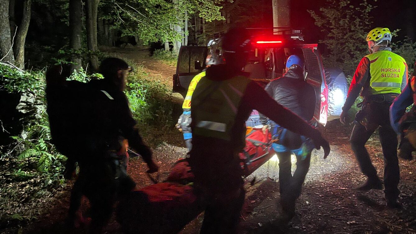 Słowacja - ratownicy niosą Polkę do karetki/HZS