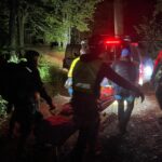 Słowacja - ratownicy niosą Polkę do karetki/HZS