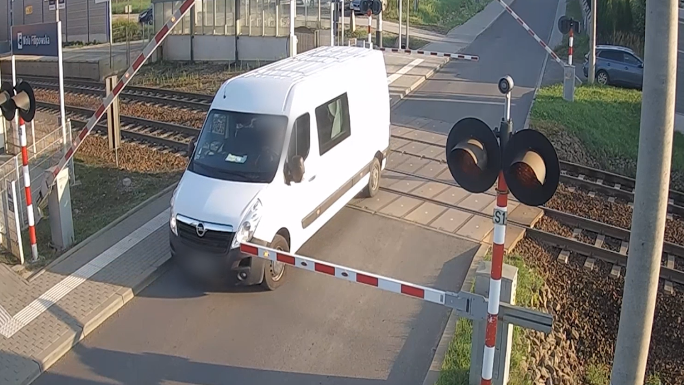 samochód na przejeździe kolejowym, fot: Policja
