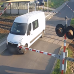 samochód na przejeździe kolejowym