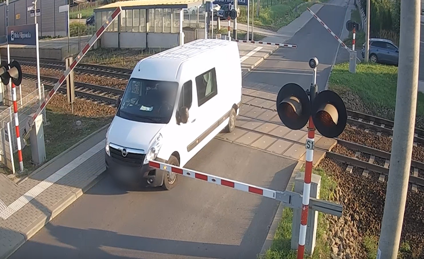 samochód na przejeździe kolejowym, fot: Policja