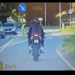motocyklista przekraczający dopuszczalną prędkość