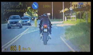 motocyklista przekraczający dopuszczalną prędkość