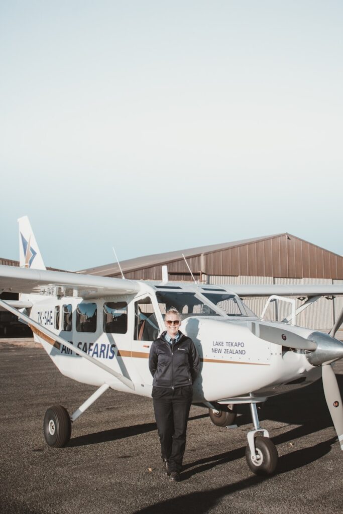 pilotka stojąca przed samolotem/fot: Jordan Heath/Unsplash