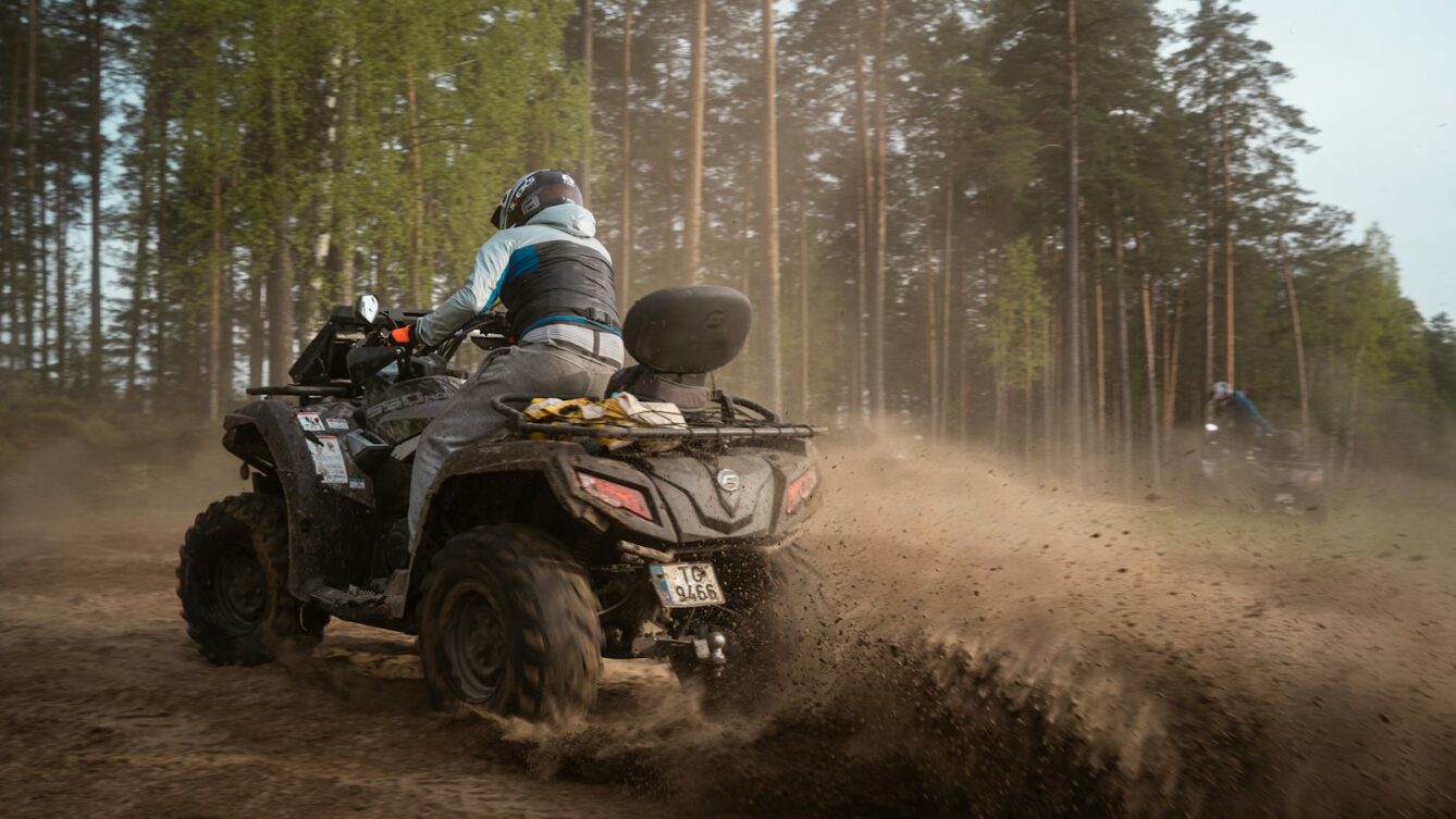 jazda quadem w terenie/Aleksandrs Karevs/Unsplash