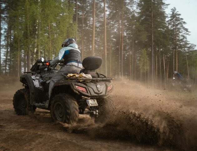 jazda quadem w terenie/Aleksandrs Karevs/Unsplash