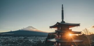 Japońska pagoda z wulkanem Fudżi w tle