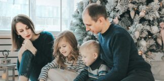 rodzina siedząca pod choinką/fot: Ann Danilina/Unsplash