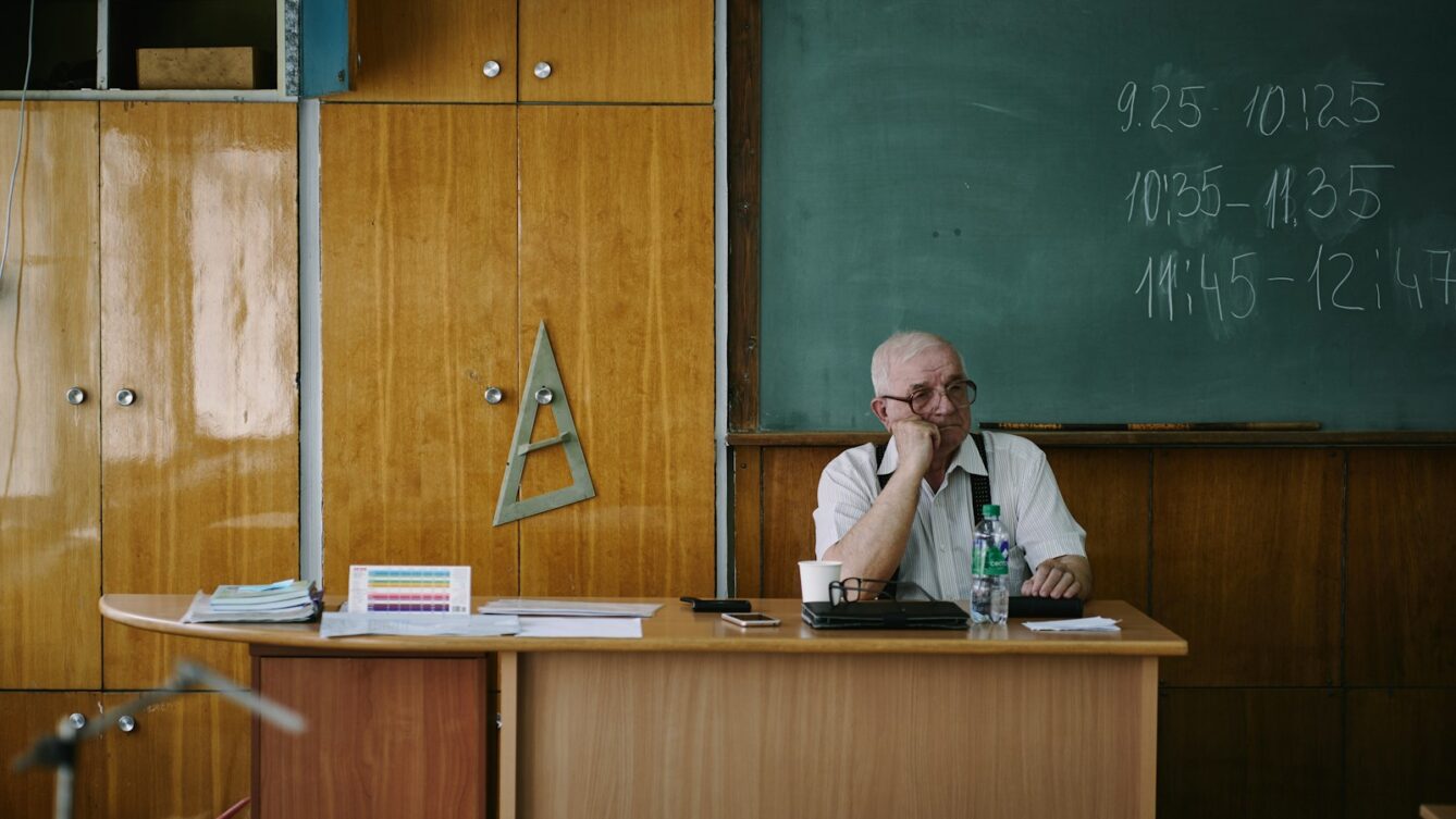 Nauczyciel  klasie/ Maxim Tolchinskiy/Unsplash