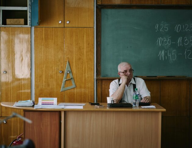 Nauczyciel klasie/ Maxim Tolchinskiy/Unsplash
