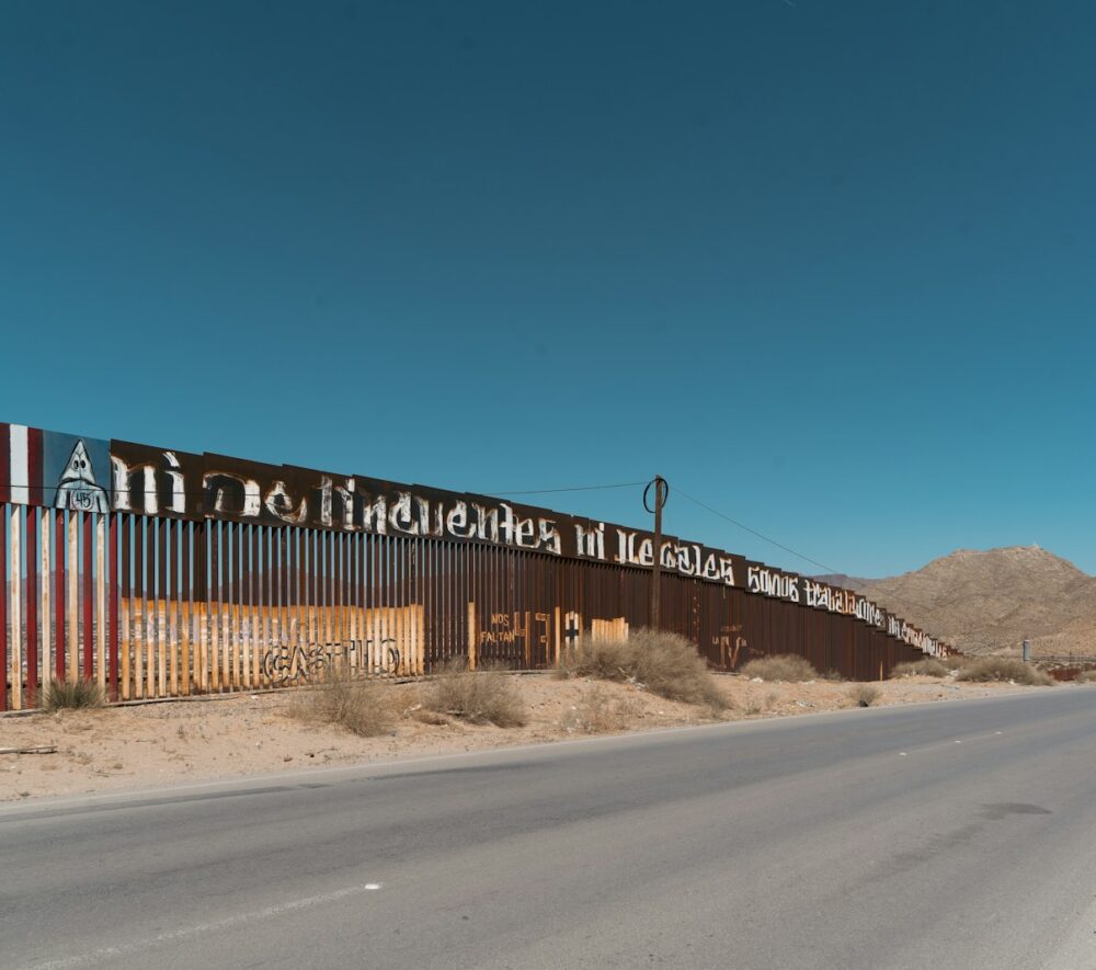 mur na pustyni/ Alejandro Cartagena ????/Unpslash