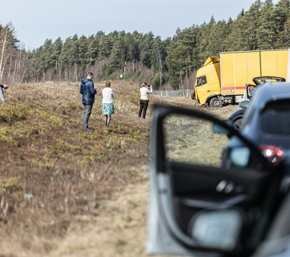 wypadek na drodze, fot: Carl Tronders/unsplash