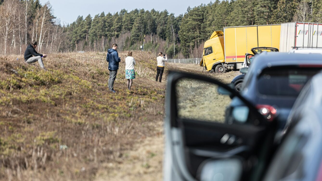 wypadek na drodze, fot:  Carl Tronders/unsplash