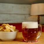 Kufel piwa i chipsy na stole/fot: Bohdan Stocek/Unsplash