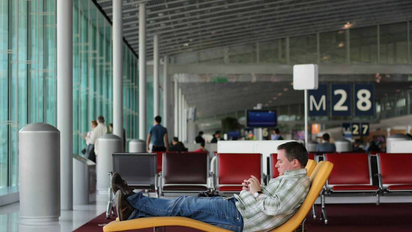 Pasażer czekający na samolot , photo by Harry Knight/unsplash