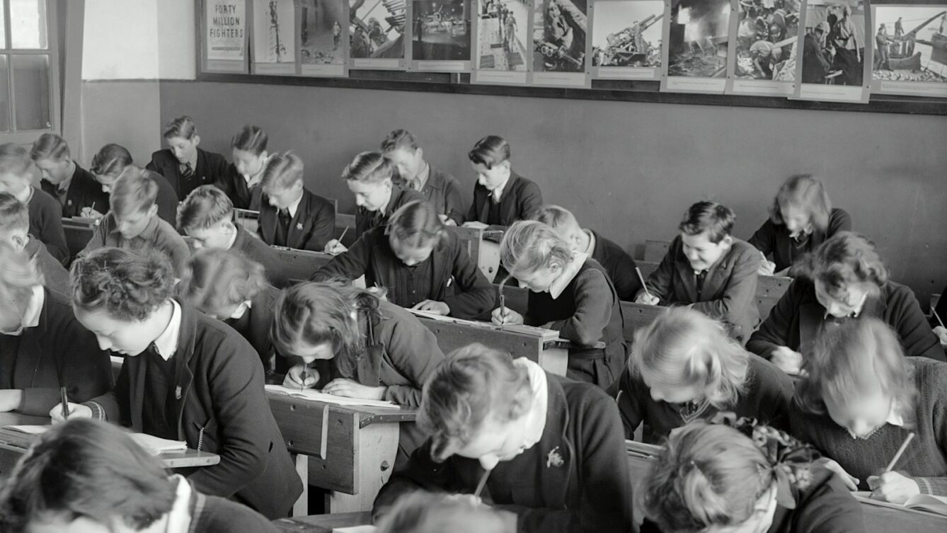 czarno-białe archiwalne zdjęcie uczniów  w szkole, Photo by Museums Victoria