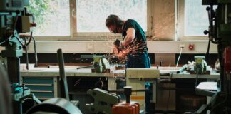 pracownik przy obróbce metalu/fot: Photo by Maxime Agnelli/Unsplash