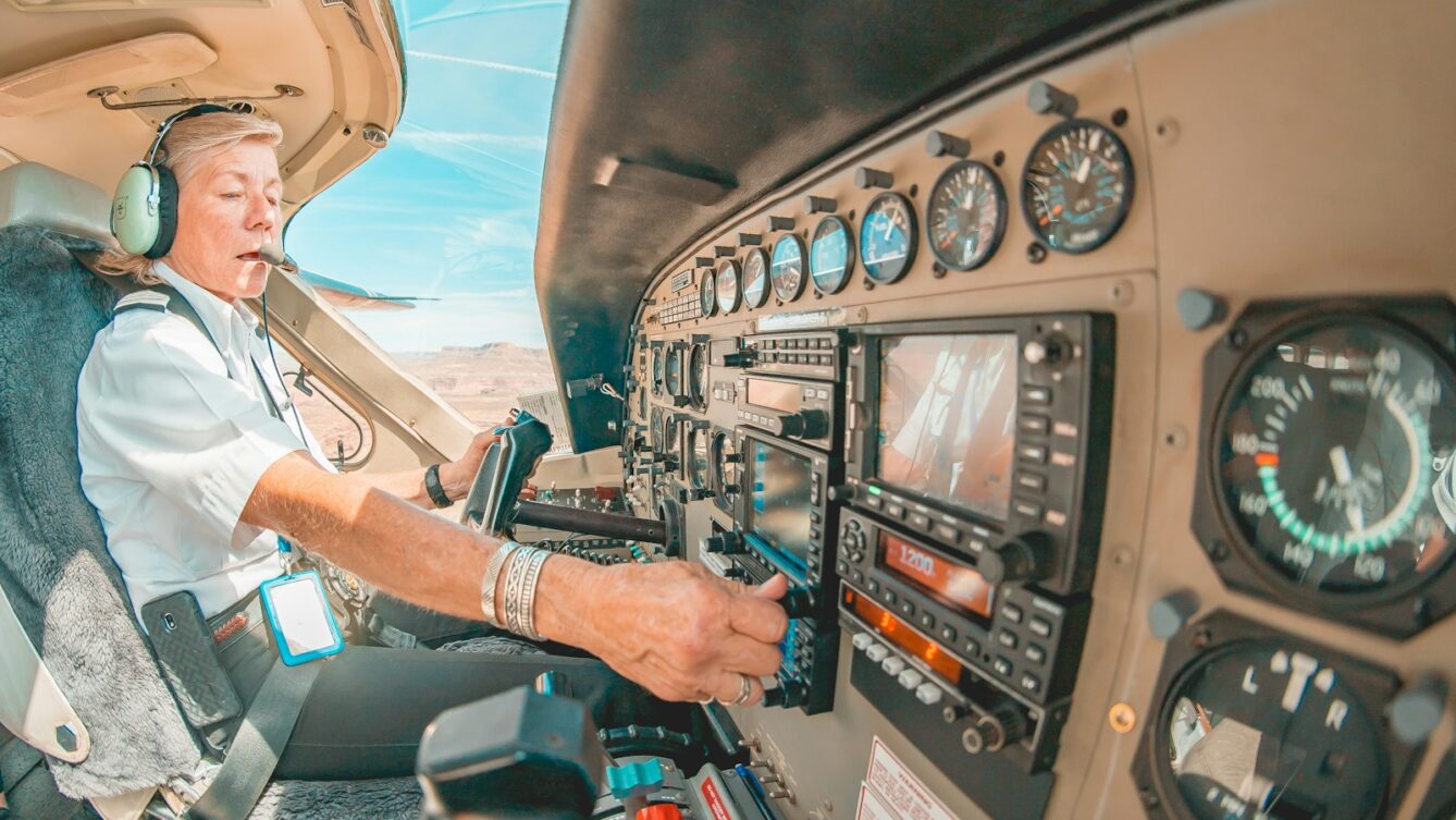 Pilotka za sterami samolotu/Photo by Westwind Air Service