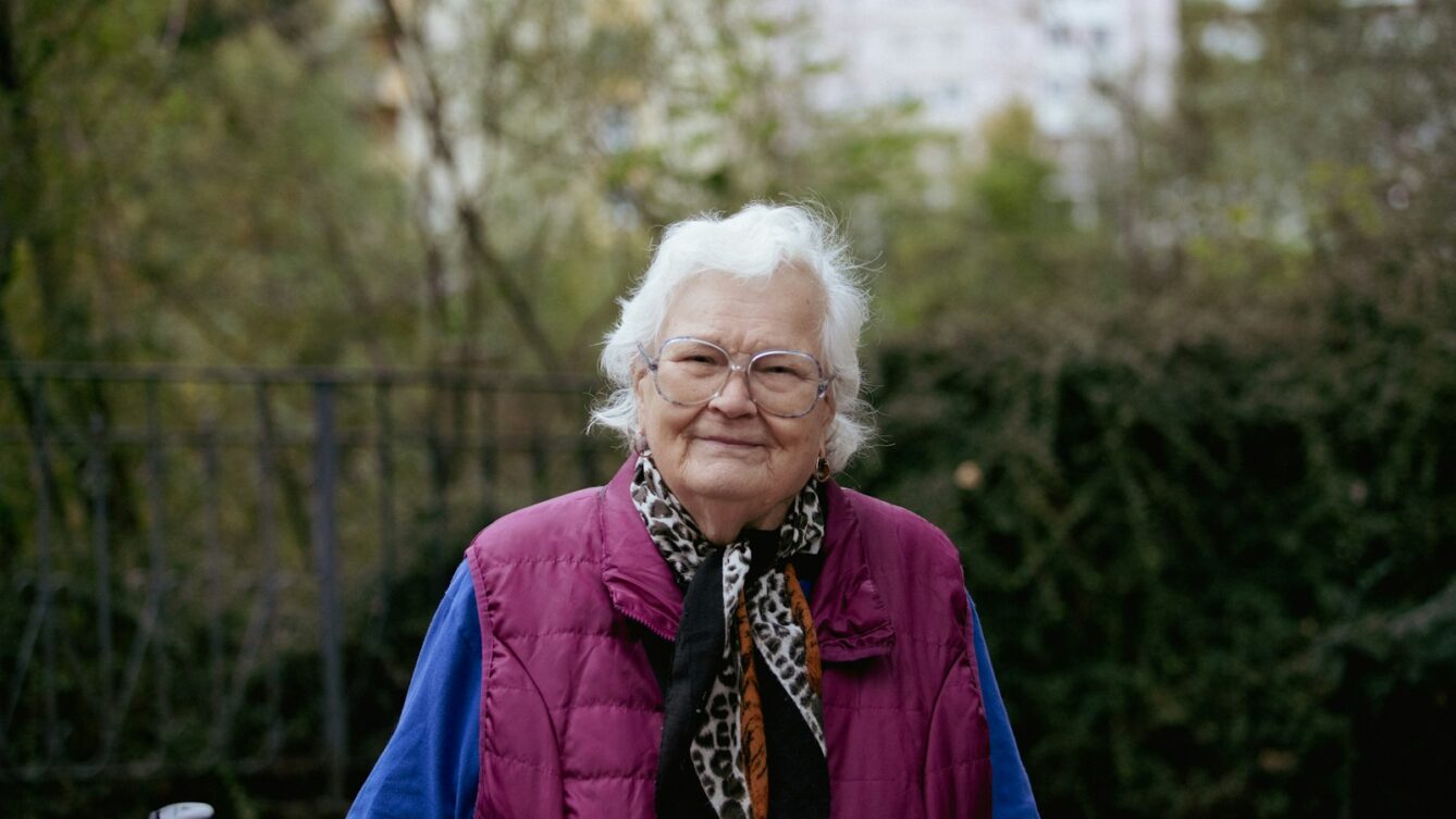 starsza kobieta w okularach