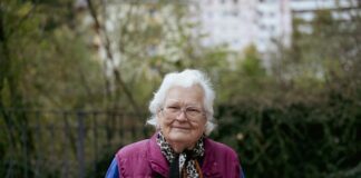 starsza kobieta w okularach