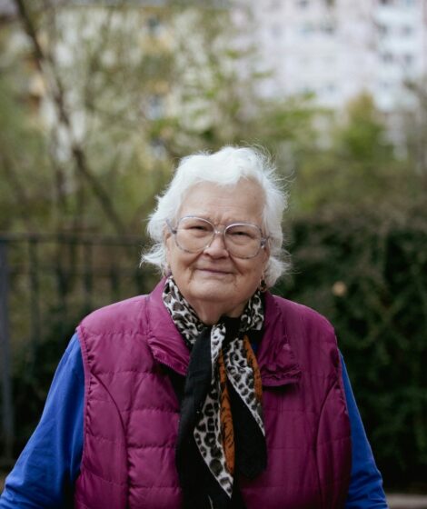 starsza kobieta w okularach