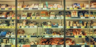 Dyskonty – przede wszystkim Biedronka i Lidl – kuszą z kolei tygodniowymi promocjami na nabiał, pieczywo czy jogurty. /Unsplash